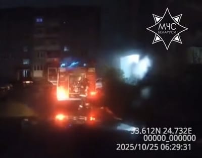 В Щучине спасатели вынесли из горящей квартиры троих человек