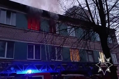 В Слониме горел блок в общежитии: спасатели сняли мужчину с окна