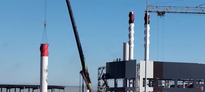 В Слониме на новой котельной установили две трубы и монтируют 60-метровую