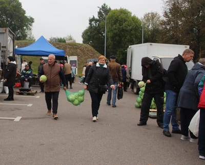 В Слониме прошла первая сельскохозяйственная ярмарка: картофель раскупили за час, покупатели остались довольны ценами