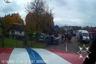 В Сосновке сотрудники МЧС вытащили водителя и пассажира из покореженной машины