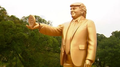 В Вашингтоне появился золотой Трамп с символом биткоина в руках