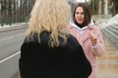 Вместо «Как дела?» задайте собеседнику другой вопрос, который положит начало разговору