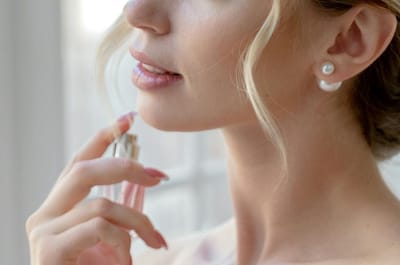 Вот секрет женщин, которые благоухают весь день: они наносят духи не на кожу и не на одежду