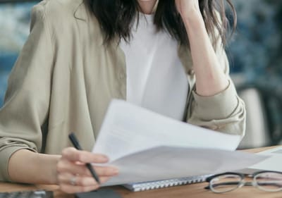 Возможно ли привлечь к дисциплинарной ответственности работника, выполняющего работы и услуги по договору подряда?