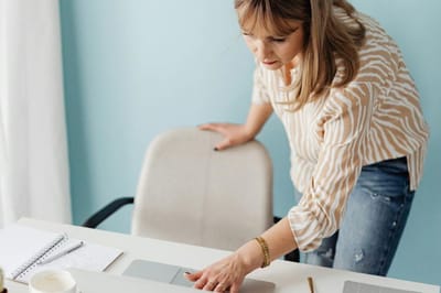 Вы встаете из-за стола и всегда ставите стул на место? У психологов есть этому объяснение