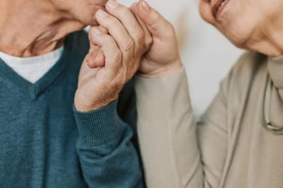 «Я вышла за него замуж не из-за его пенсии».  90-летний мужчина женился на женщине, которая моложе его на 23 года