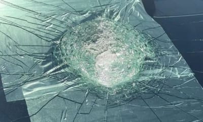 Загадочный объект врезался в движущийся автомобиль в Австралии