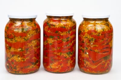 Закатайте раз — будете делать каждый год: перец по-венгерски с хреном