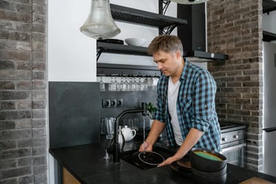 Я приучила мужа помогать по дому без скандалов и упрёков. Что мне в этом помогло