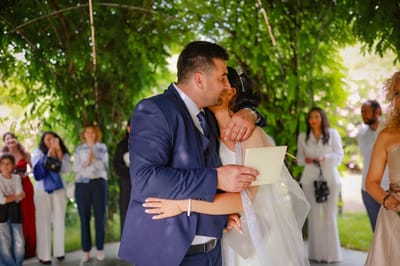 Жених пришел в бешенство от подарка родителей в день свадьбы: открыв конверт, он остолбенел от удивления