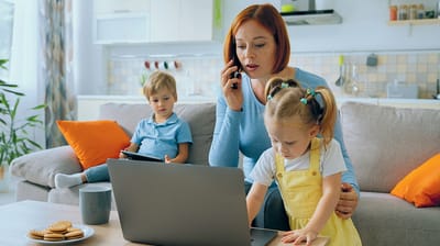 Женщина в отпуске по уходу за ребёнком ждет второго: что изменилось с выплатой пособий