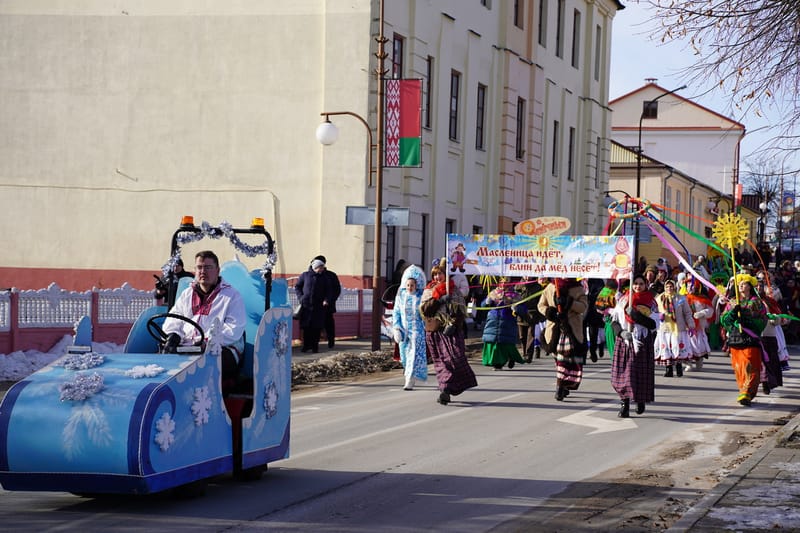 В Слониме отпраздновали Масленицу: шествие, блины и огненное прощание с зимой