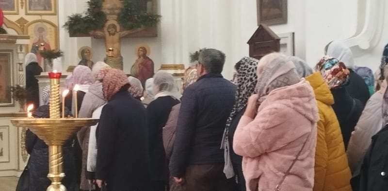 Верующие молятся за усопших
