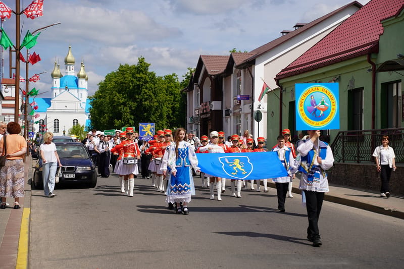 Святочнае шэсце ўдзельнікаў фестывалю «Паланэз» прайшло па вуліцах Слоніма.