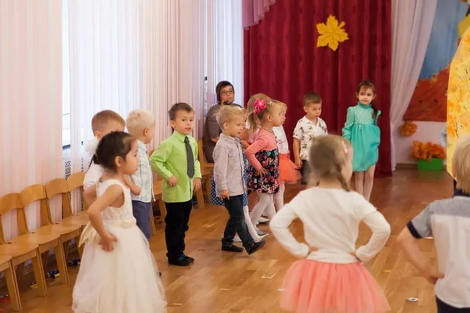 Можно ли выкладывать видео с утренника, если в кадре не только ваш ребёнок?