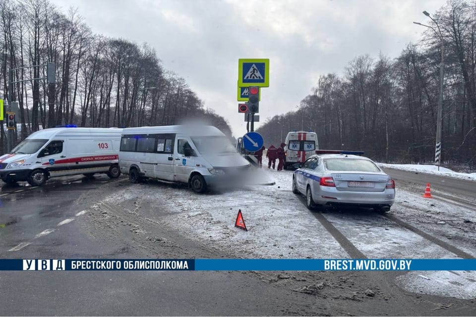 На автодороге М1 под Брестом столкнулись скорая и маршрутка
