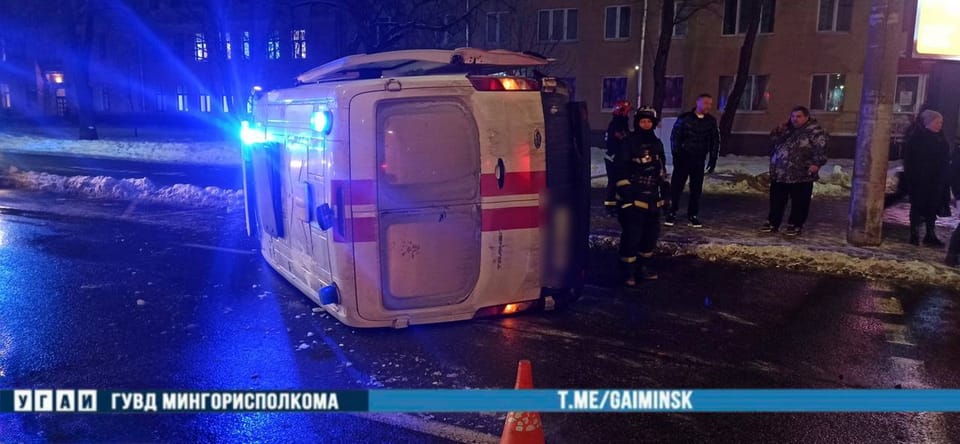 Карета скорой помощи опрокинулась в результате аварии в Минске