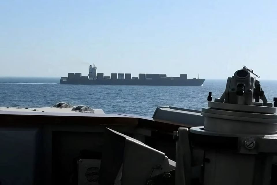Иранский контейнеровоз Туска и американский эсминец Спрюэнс в Аравийском море