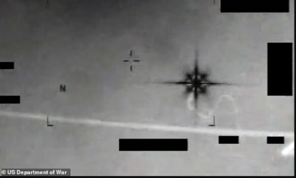 Кадр инфракрасной военной съёмки 2013 года с восьмиконечным звездообразным НЛО из релиза Пентагона