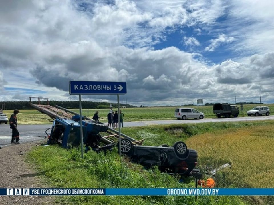 автомобиль врезался в трактор