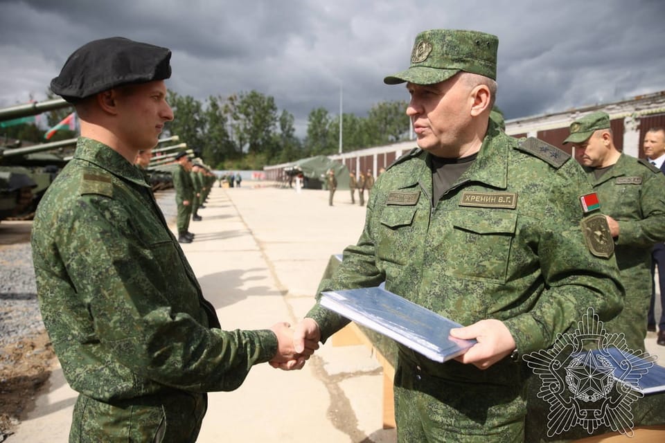 Виктор Хренин вручил военнослужащим формуляры на военную технику