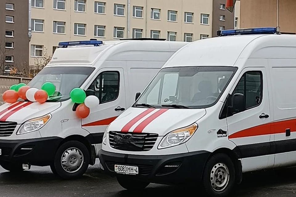 Гродненская область получила семь мобильных ФАПов и 12 машин скорой помощи