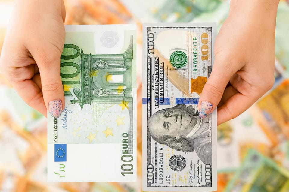 Нацбанк увеличил курс евро и снизил курс доллара на 10 декабря