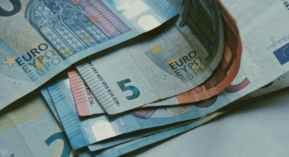 Новая неделя началась с роста валют: доллар и евро прибавили в цене