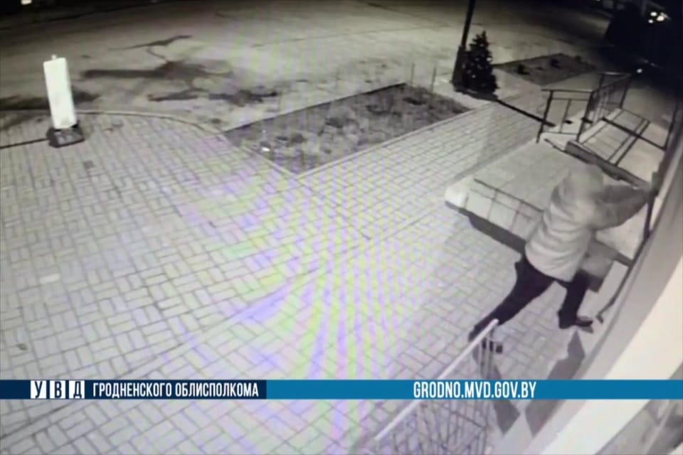 Приехал в гости к сожительнице и устроил ночной дебош в агрогородке Гольшаны