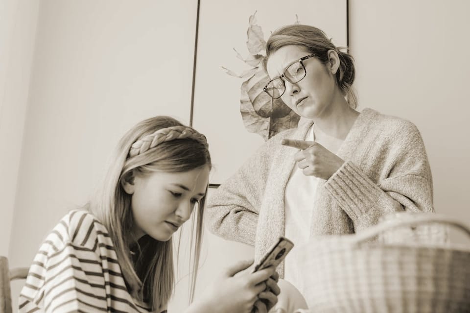Сама в 12 лет обратилась к школьному психологу: он был странный и советовал просто терпеть