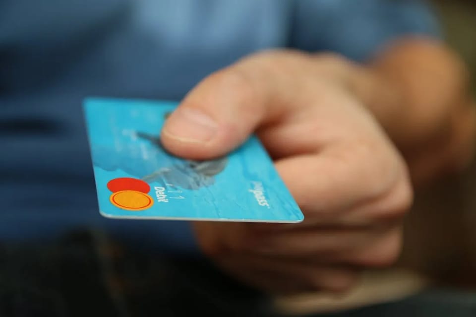 Вот что нужно сделать со старой банковской картой, чтобы не стать жертвой мошенников