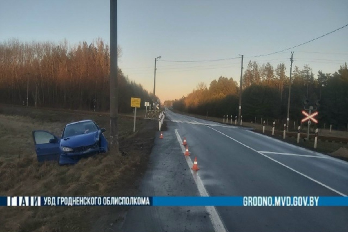 На автодороге Лида – Слоним – Бытень машина съехала в кювет и врезалась в мачту — пострадал подросток