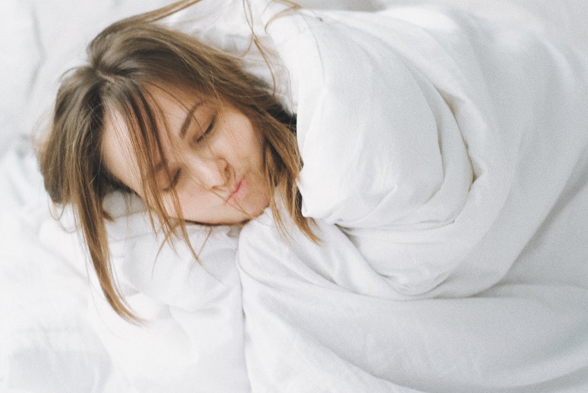 Скандинавский метод сна бьет рекорды в TikTok. Как он работает? 