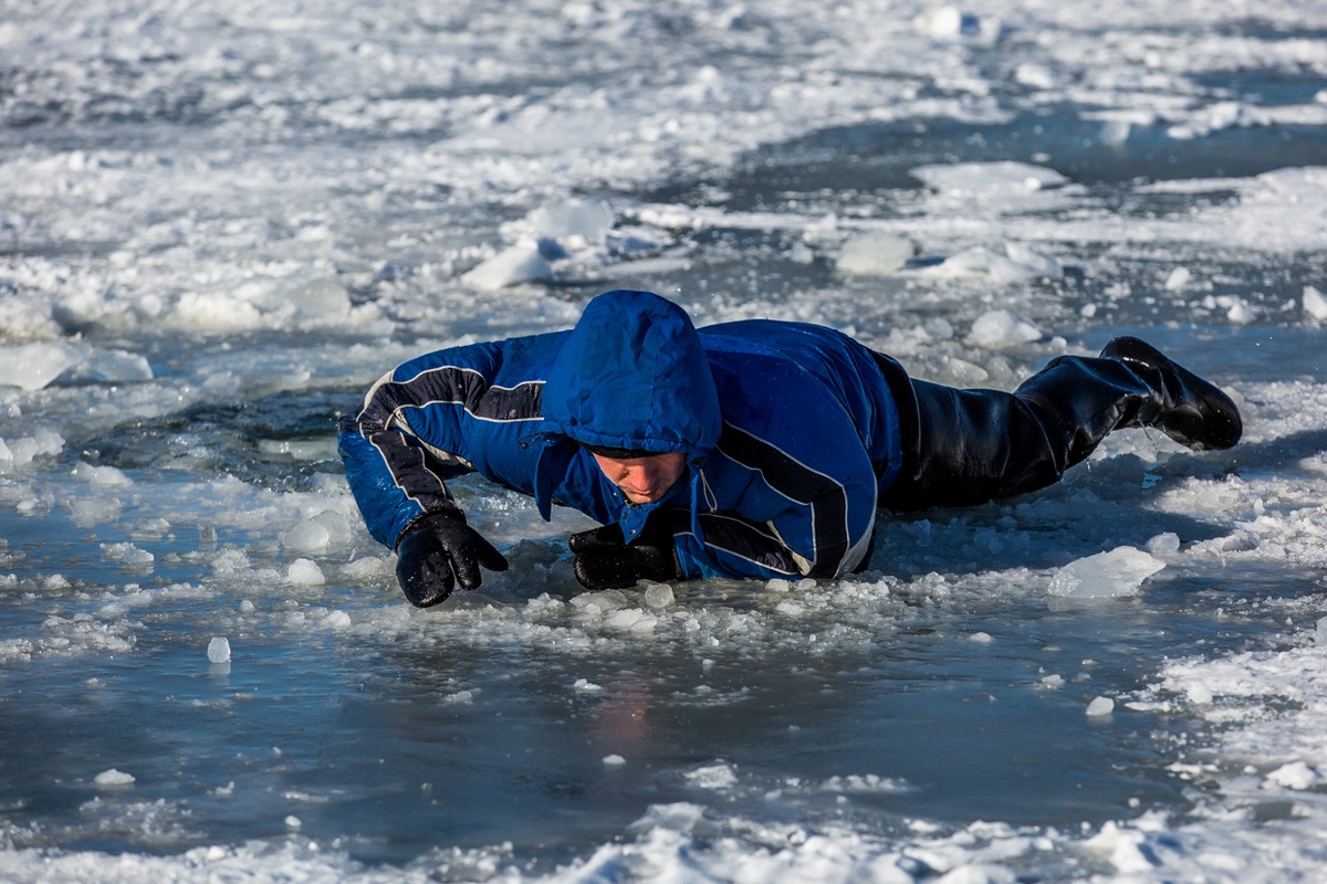 Что делать, если вы провалились под лёд: первые секунды решают всё
