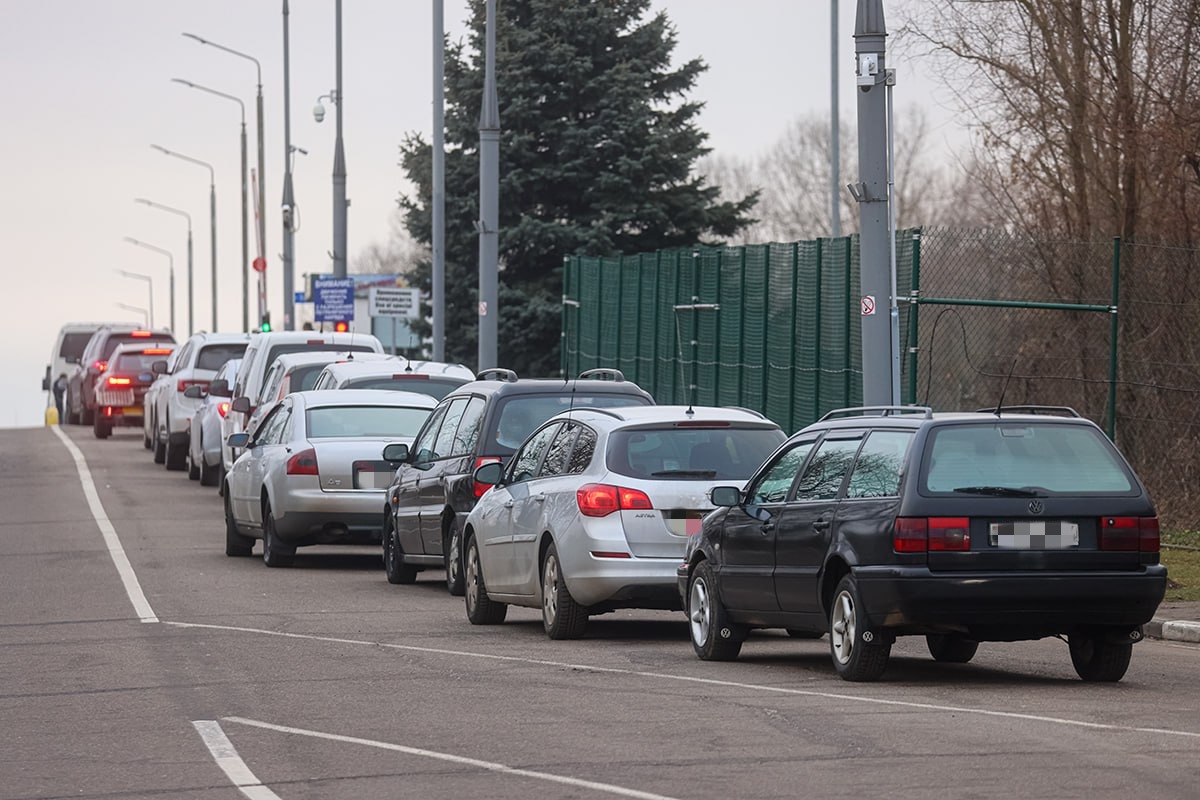 Очередь легковушек на въезд в Польшу за выходные выросла в 6,5 раз: какая ситуация на границе