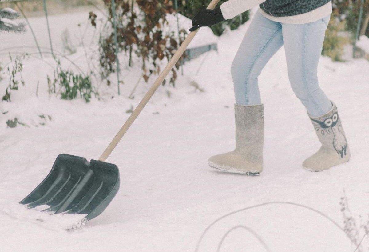 Куда выбрасывать снег со двора или парковки, рассказали в ГАИ 
