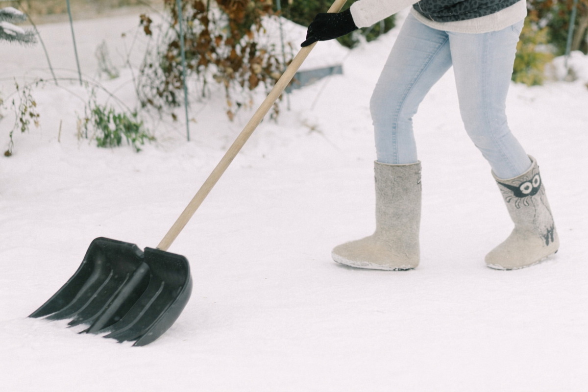 Куда выбрасывать снег со двора или парковки, рассказали в ГАИ 