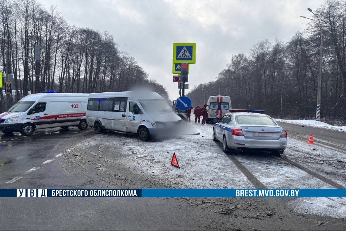 На автодороге М1 под Брестом столкнулись скорая и маршрутка