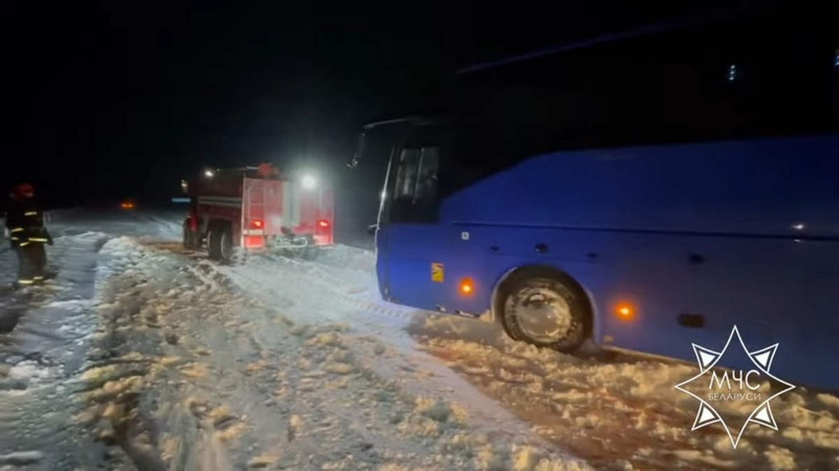 В Гродненской области спасатели помогли водителям, застрявшим в снежных заносах