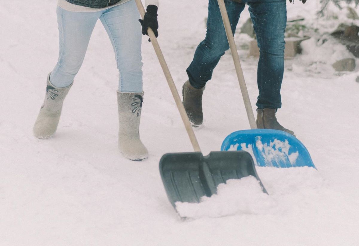 В Слониме ЖКХ организовало выдачу лопат для уборки снега: адреса и график работы