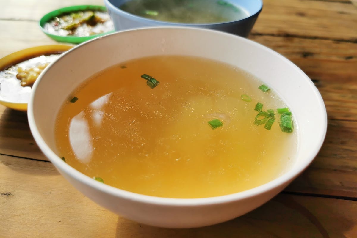 Добавьте всего 1 ложку: этот секретный ингредиент превратит обычный суп в блюдо ресторанного уровня