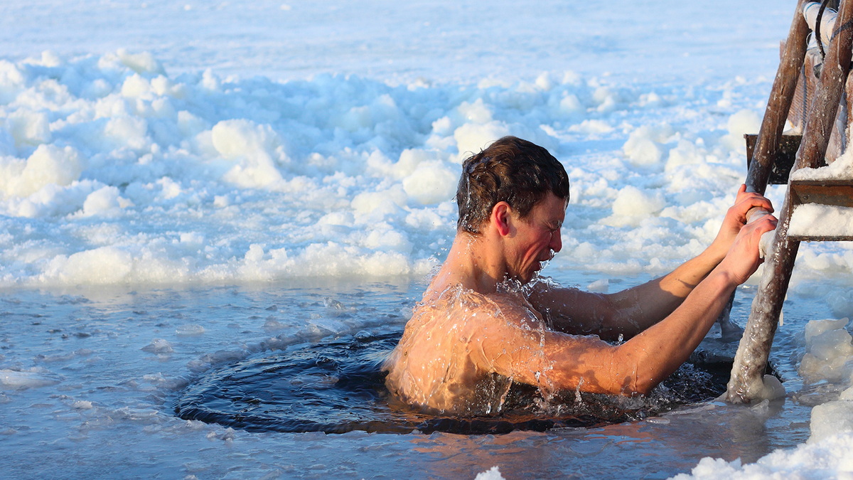 Крещенские купания: что происходит с телом в первые 20 секунд в ледяной воде