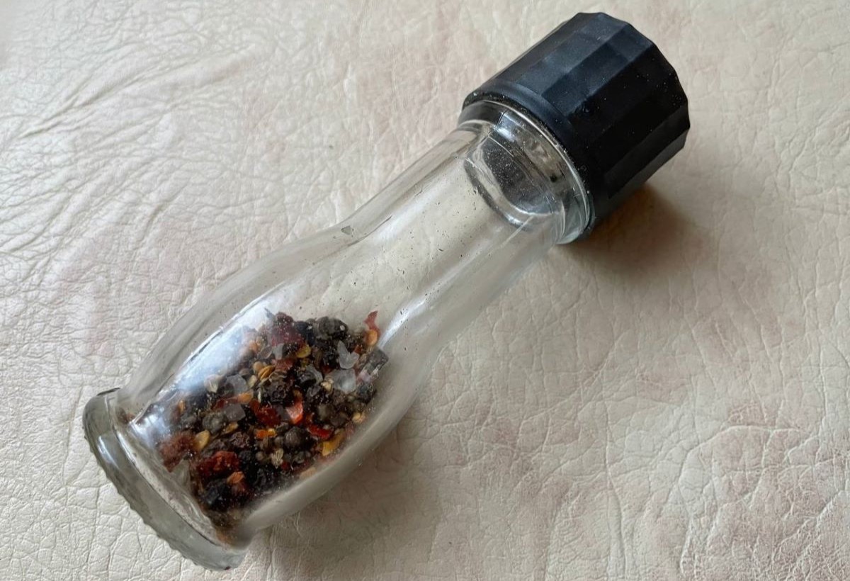 Не выбрасывайте одноразовые перечницы-мельницы! Вот как их легко открыть (и потом закрыть)