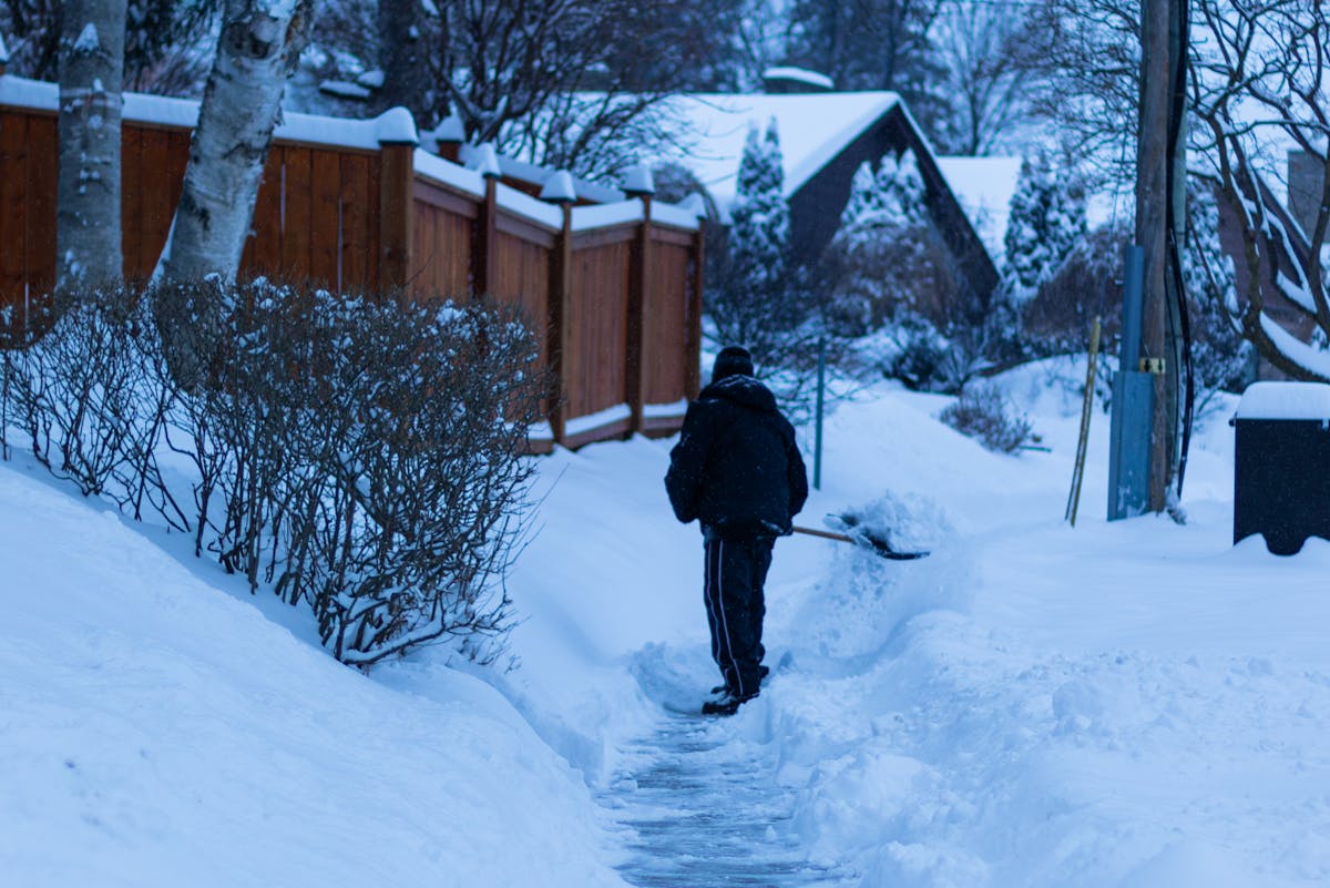 Кто должен чистить снег за забором частного дома и на каком расстоянии?