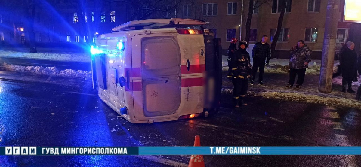 Карета скорой помощи опрокинулась в результате аварии в Минске