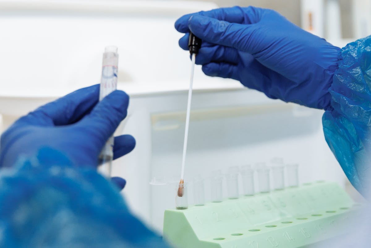 Мужчина перестал платить алименты, усомнившись в своем отцовстве. Что показала экспертиза ДНК?