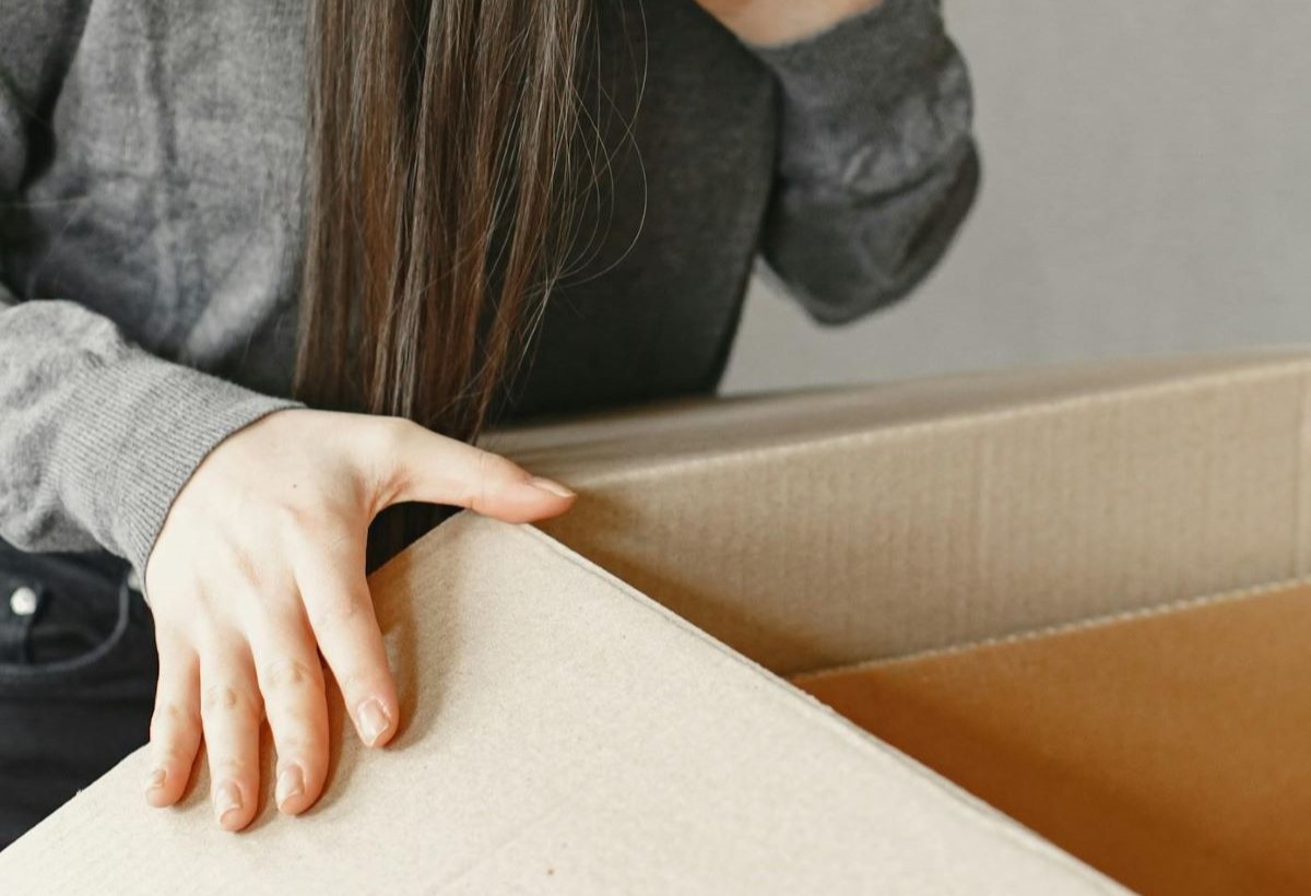 Присылала пустые посылки: гродненку осудили за мошенничество в интернете