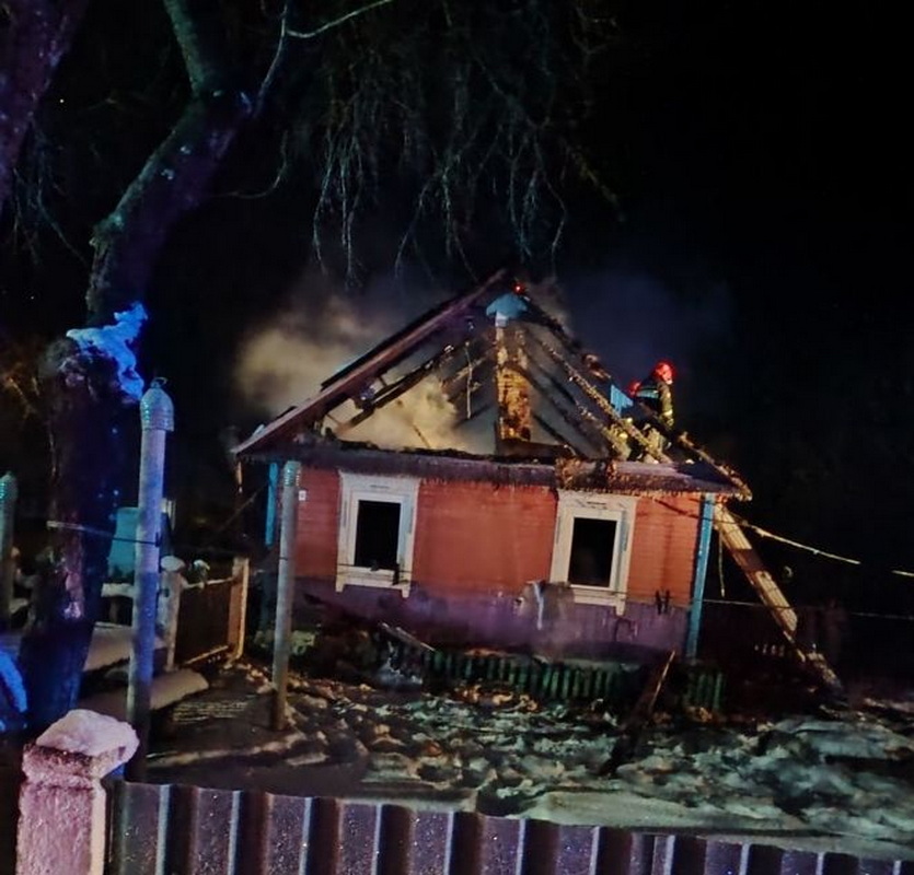 В Слонимском районе ночью загорелся дом: соседи услышали треск шифера и вызвали МЧС