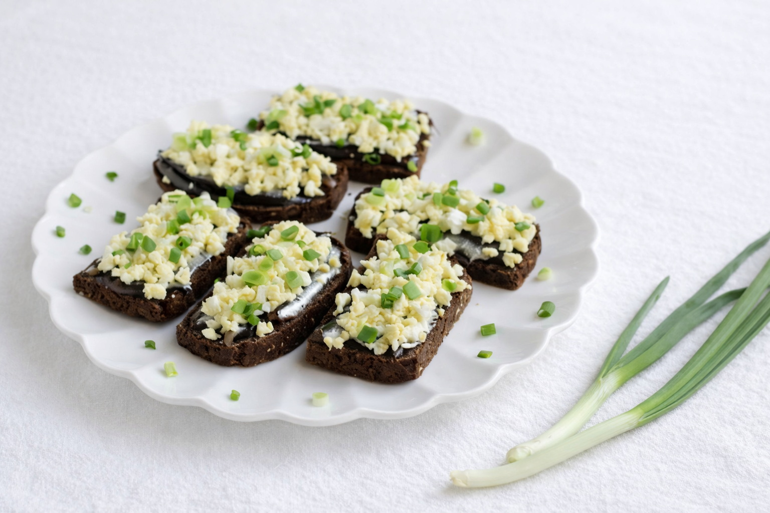 Подаю как деликатес — а трачу копейки: рецепт из самой дешёвой рыбы